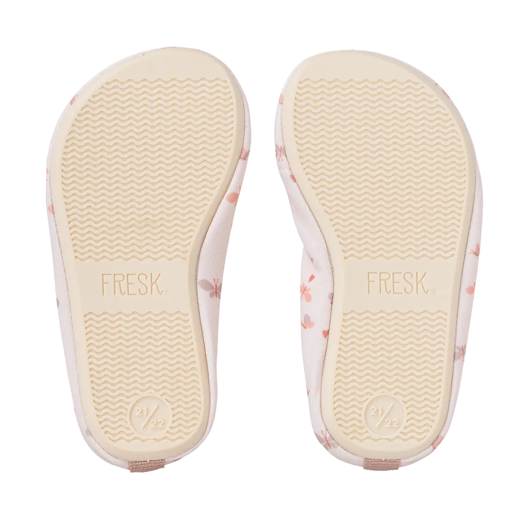 fresk-uv-swim-shoes-butterflies (2).webp