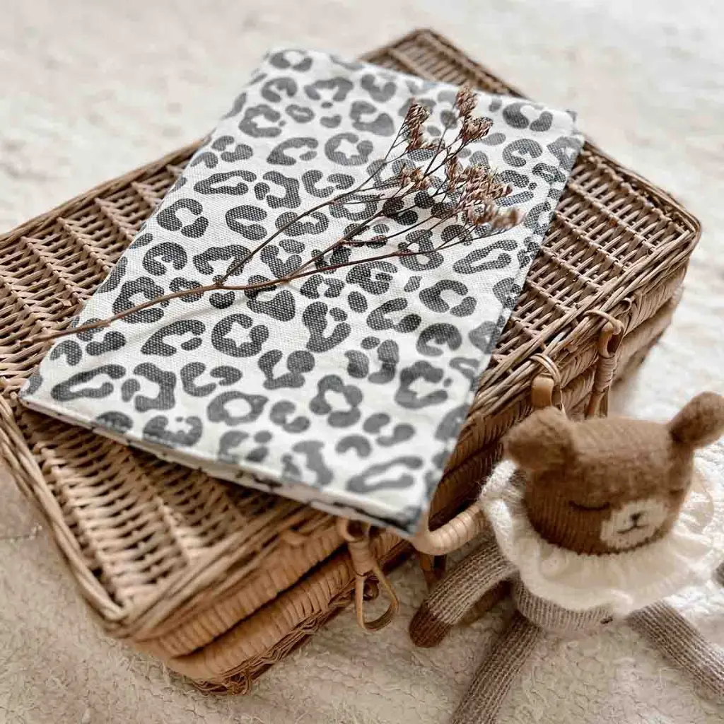 lot-de-2-protege-carnets-de-sante-chloe-graou-greige (3).webp