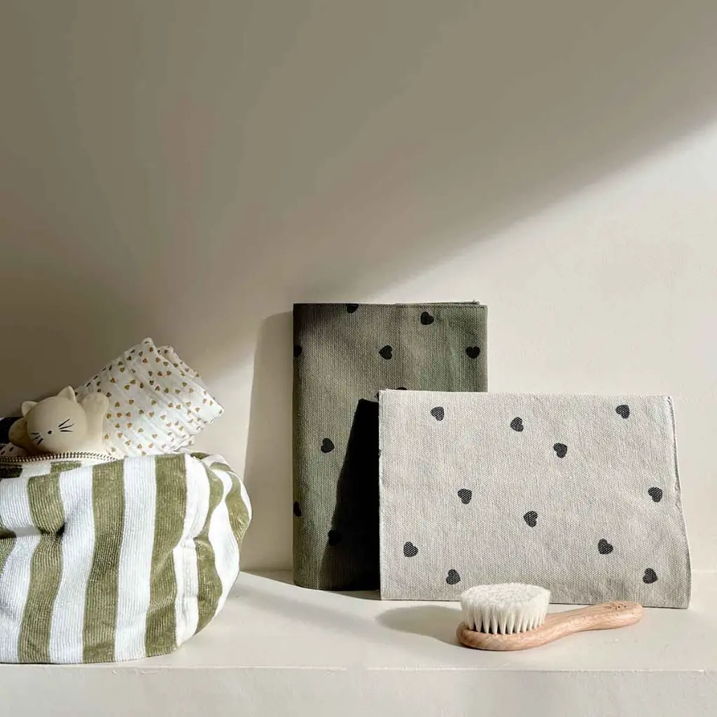 lot-de-2-protege-carnets-de-sante-chloe-coeur-cumin (3).webp