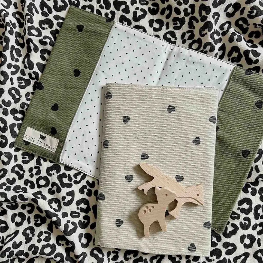 lot-de-2-protege-carnets-de-sante-chloe-coeur-cumin (2).webp