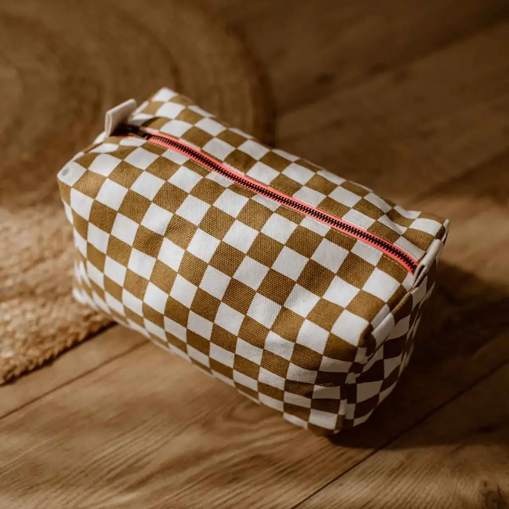 trousse-de-toilette-vic-damier-caramel_09d9a422-e19c-4df5-8ba2-3e78c4a84745.webp