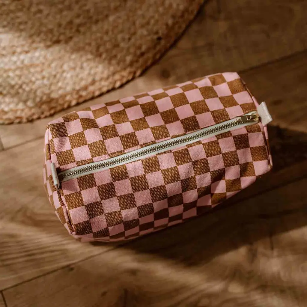 trousse-de-toilette-vic-damier-strawberry_3d092f37-0496-4845-bdf3-4acb673e27c2.webp