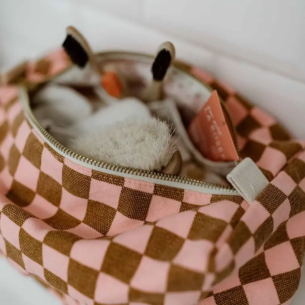 trousse-de-toilette-vic-damier-strawberry_cf688105-5957-4cfe-84fa-afa088aa0b53.webp