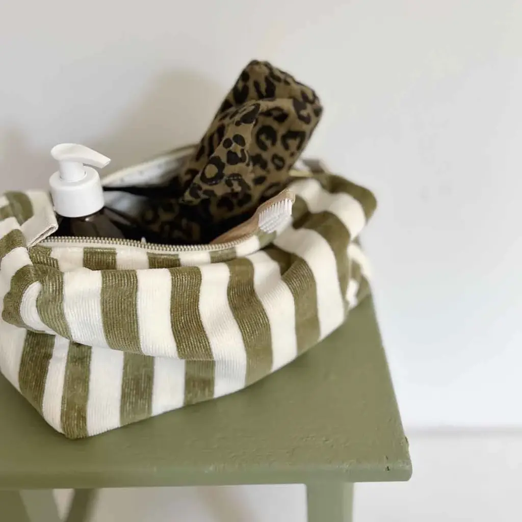 trousse-de-toilette-vic-rayures-kaki_de02081c-da4b-4de5-8159-e5a6c8f4b82e.webp