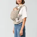 cyb_25_int_y045_amya_albe_frontcarrying_newborn_1997651e2542b570.webp