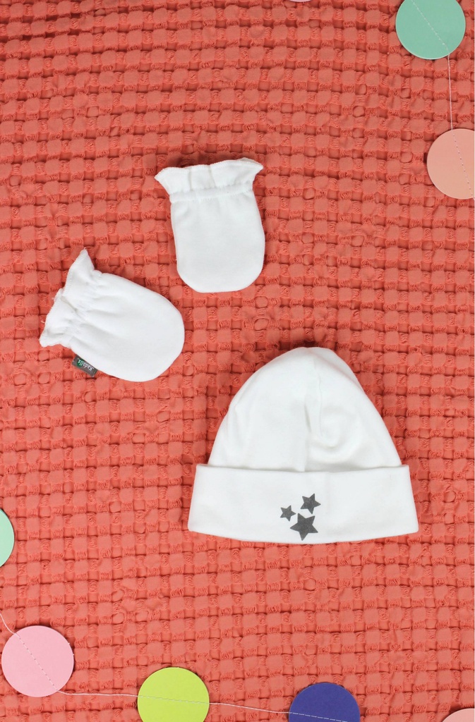 https://lacabanedeslutins.be/wp-content/uploads/2021/06/set-de-naissance-en-coton-bio-bonnet-et-moufles-motif-etoile-2.jpg