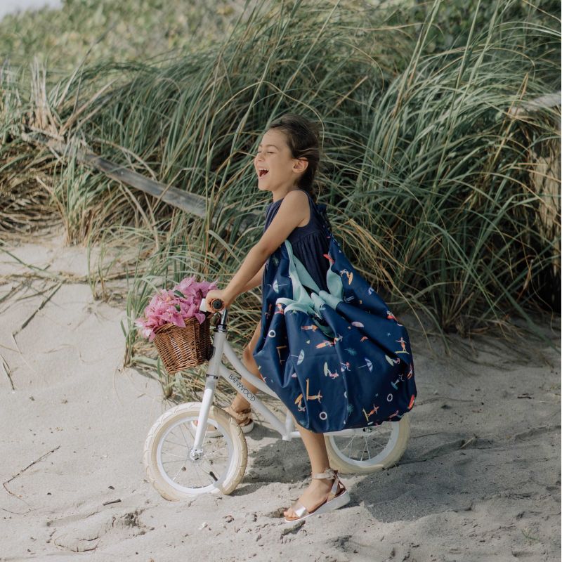 https://lacabanedeslutins.be/wp-content/uploads/2021/06/sac-de-rangement-tapis-de-jeu-outdoor-playgo-surf-1.jpg