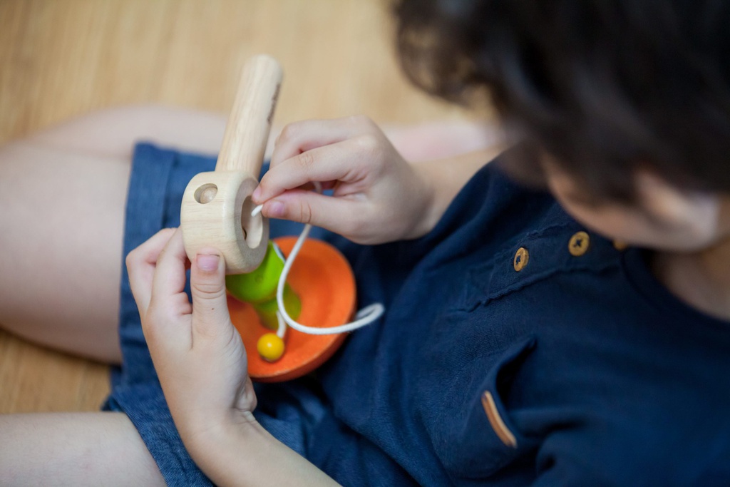 https://lacabanedeslutins.be/wp-content/uploads/2021/01/5195_PlanToys_SPACESHIP_TOP_Active_Play_Fine_Motor_Coordination_Cause_and_Effect_Explore_3yrs_Wooden_toys_Education_toys_Safety_Toys_Non-toxic_0-scaled.jpg