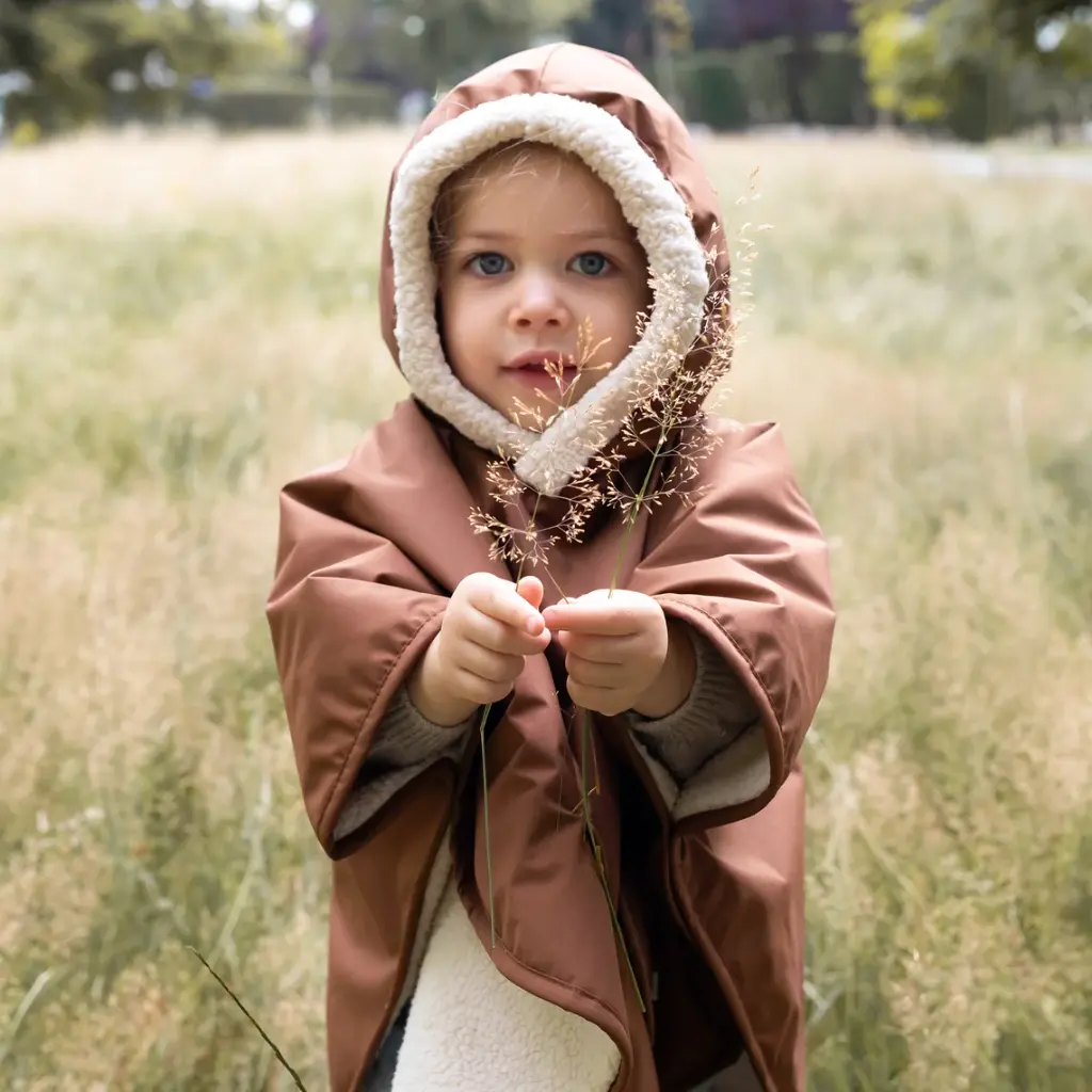 Poncho_de_voyage_Au_chaud_sous_la_pluie_9-36m_RAINY_Choco (1).webp