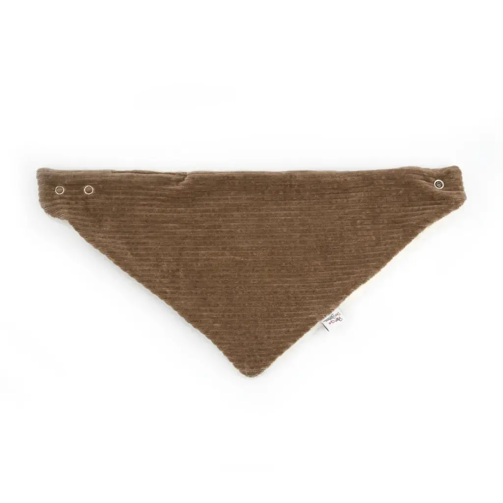 cache-cou-velours-taupe-4.webp