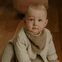 cache-cou-velours-taupe-2.webp