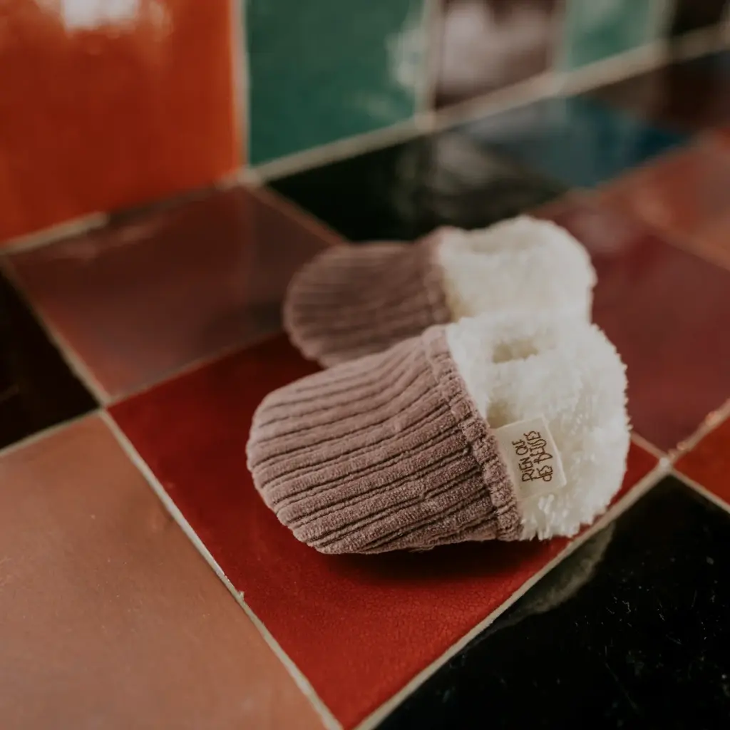 chaussons_velours_parme_1.webp