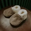 chaussons-velours-taupe-1.webp