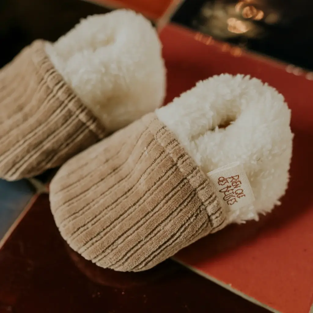 chaussons_velours_taupe_2.webp