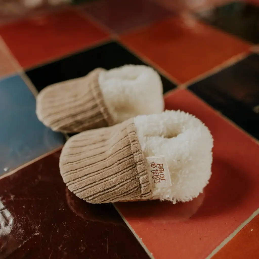 chaussons_velours_taupe_1.webp