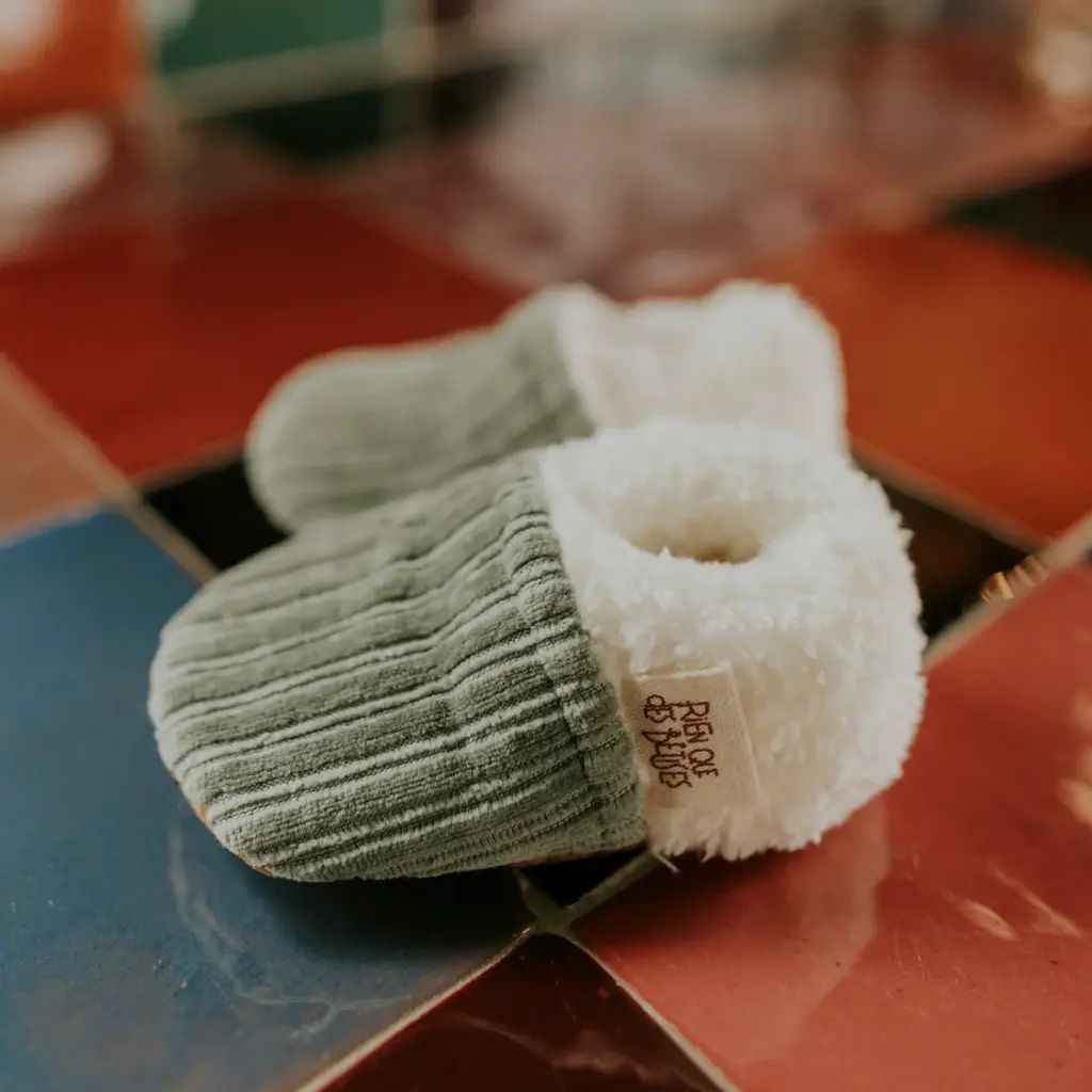 chaussons_velours_kaki_1.webp