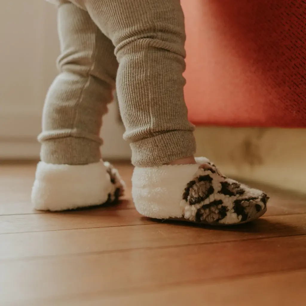 chaussons-leopard-1.webp