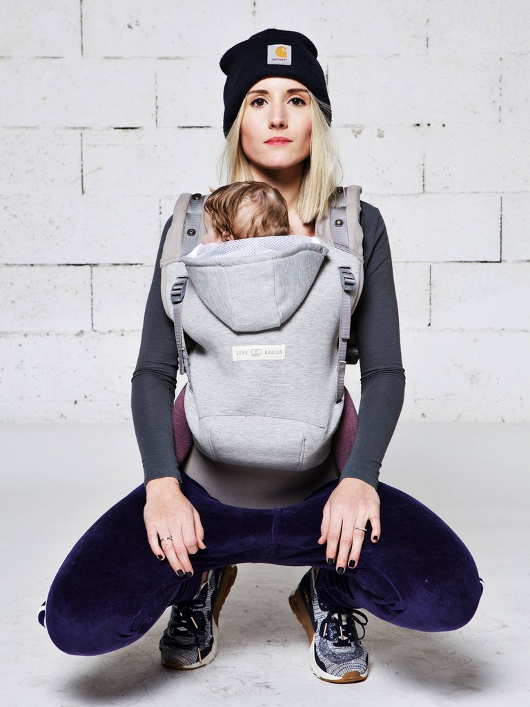 https://lacabanedeslutins.be/wp-content/uploads/2021/07/porte-bebe-hoodie-carrier-love-radius-by-je-porte-mon-bebe.jpg