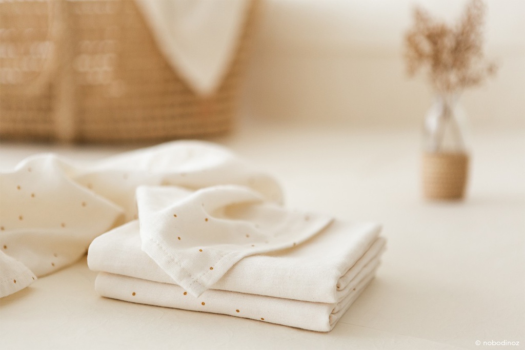 https://lacabanedeslutins.be/wp-content/uploads/2021/03/baby-love-swaddle-lange-muselina-honey-sweet-dots-natural-nobodinoz-1_1.jpg