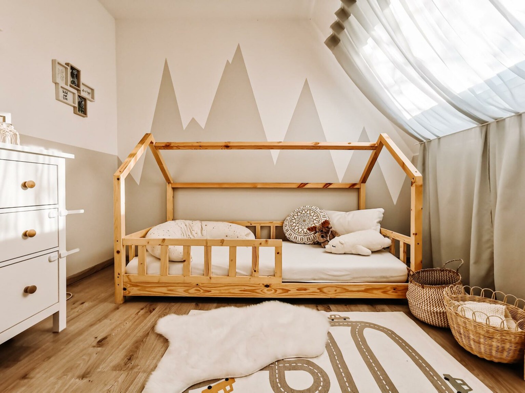 Lit Cabane 70×140 cm + sommier + Barriere D’Accès Amovible – Sur Mesure