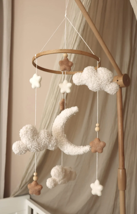 Little Loua - Mobile Bébé Fait Main - Nuages et lune​​ duveteux