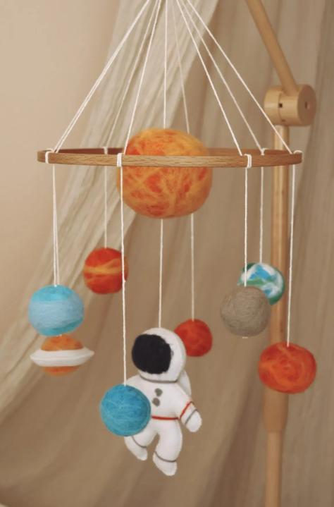 Little Loua - Mobile Bébé Fait Main - Astronaute et planètes