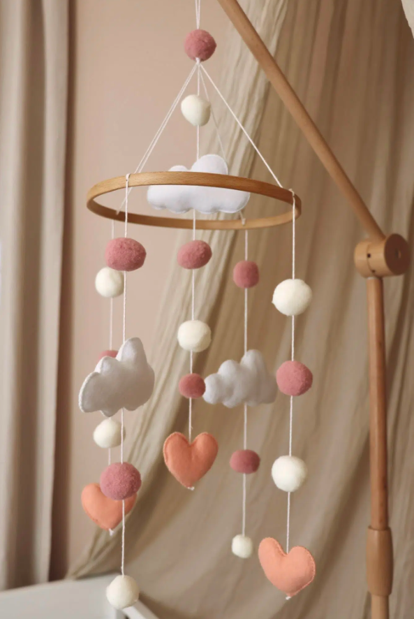 Little Loua - Mobile Bébé Fait Main - Coeurs roses